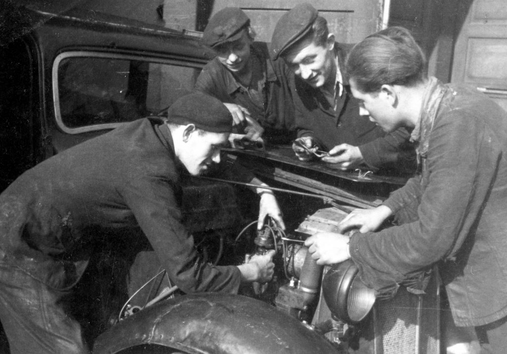 Pracownicy warsztatu Romana Palucha podczas pracy